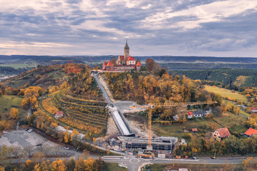Geschichte und Barrierefreiheit auf der Leuchtenburg verbinden – mit einem seilgezogenen Personen‑Schrägaufzug  