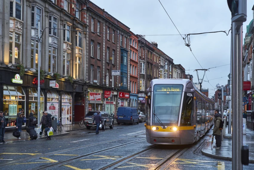 Schienenverlängerung der Luas-Straßenbahn in Dublin gegen Überschwemmungen geschützt